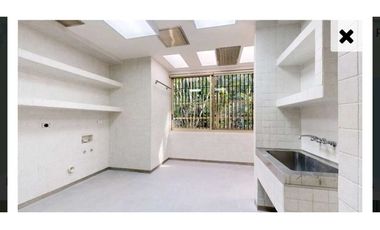 Alquilo casa en Embassy Gardens en Clayton