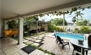 CASA SOLO LINEA BLANCA, PISCINA Y PANELES SOLARES EN COSTA DEL ESTE|MM