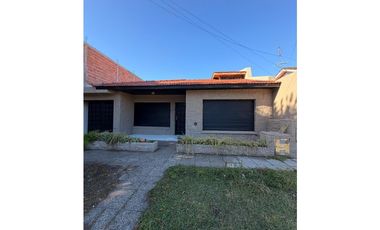 CHALET 4 AMBIENTES EN LOTE PROPIO AYOLAS 4500