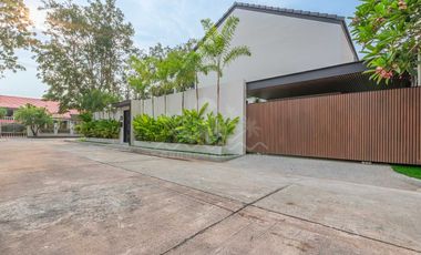 Jomtien Beach Paradise Village: Stunning Pool Villa