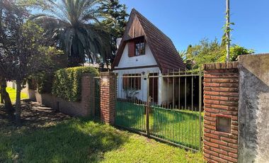 VENTA CASA 3 AMBIENTES ALPINA CON PARQUE
