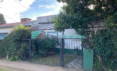 Casa de 3 ambientes en Longchamps a 1 cuadra de la plaza y a 4 cuadras de la estación