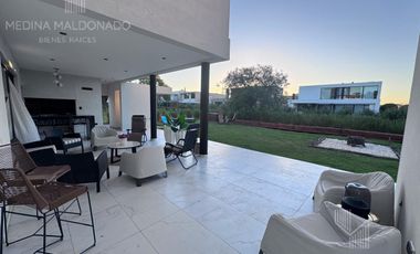 Venta Casa moderna amoblada 5 ambientes Greenville Polo