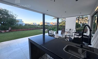 Venta Casa moderna amoblada 5 ambientes Greenville Polo