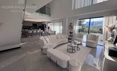 Venta Casa moderna amoblada 5 ambientes Greenville Polo