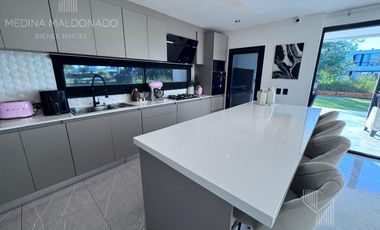 Venta Casa moderna amoblada 5 ambientes Greenville Polo