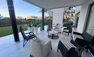 Venta Casa moderna amoblada 5 ambientes Greenville Polo
