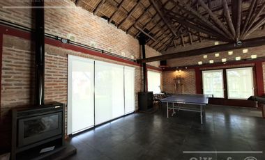 IMPECABLE CHACRA  EN A. SEGUI SOBRE 2.3 HAS CON PISCINA, CASA PRINCIPAL, SALON DE EVENTOS, QUINCHO Y DEPENDENCIA