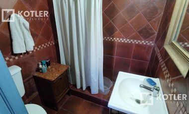 Muy linda casa 2 ambientes con departamento en el fondo