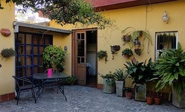 Muy linda casa 2 ambientes con departamento en el fondo