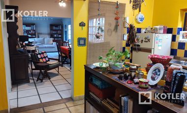 Muy linda casa 2 ambientes con departamento en el fondo