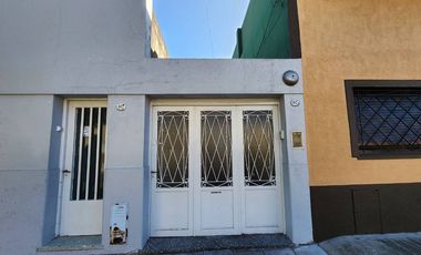Casa 4 amb en venta c/cochera y patio apto crédito
