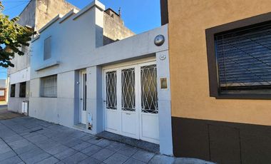 Casa 4 amb en venta c/cochera y patio apto crédito