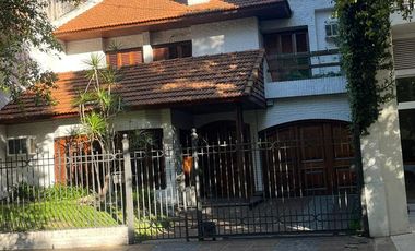 GRAN CASA EN EL CORAZON DEL PARQUE