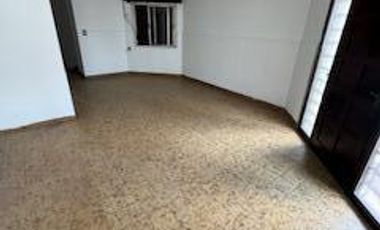 Casa en  esquina de calles Saavedra y San Luis. En planta baja tiene cocina , living comedor, En planta alta tiene dos dormitorios y baño.-