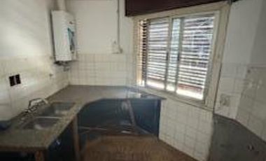 Casa en  esquina de calles Saavedra y San Luis. En planta baja tiene cocina , living comedor, En planta alta tiene dos dormitorios y baño.-