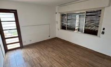 Casa en  esquina de calles Saavedra y San Luis. En planta baja tiene cocina , living comedor, En planta alta tiene dos dormitorios y baño.-