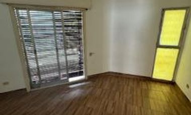 Casa en  esquina de calles Saavedra y San Luis. En planta baja tiene cocina , living comedor, En planta alta tiene dos dormitorios y baño.-
