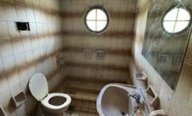 Casa en  esquina de calles Saavedra y San Luis. En planta baja tiene cocina , living comedor, En planta alta tiene dos dormitorios y baño.-