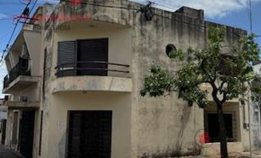 Casa en  esquina de calles Saavedra y San Luis. En planta baja tiene cocina , living comedor, En planta alta tiene dos dormitorios y baño.-