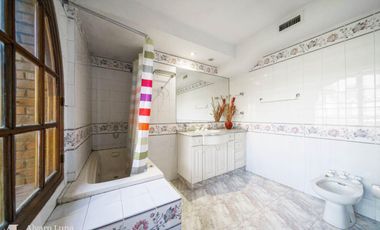 Alquiler Casa en Vicente López . 6 ambientes con playroom, piscina y quincho