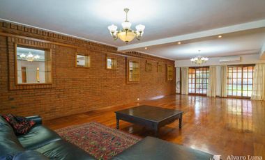 Alquiler Casa en Vicente López . 6 ambientes con playroom, piscina y quincho