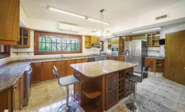 Alquiler Casa en Vicente López . 6 ambientes con playroom, piscina y quincho