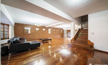 Alquiler Casa en Vicente López . 6 ambientes con playroom, piscina y quincho