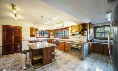 Alquiler Casa en Vicente López . 6 ambientes con playroom, piscina y quincho