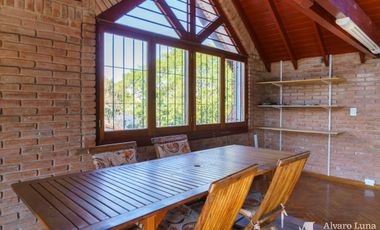 Alquiler Casa en Vicente López . 6 ambientes con playroom, piscina y quincho