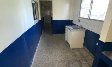 LOCAL  EN VENTA EN TRES NIVELES C/ ESTACIONAMIENTO EN FLORENCIO VARELA