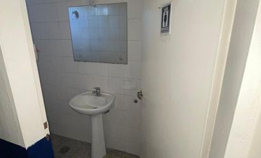 LOCAL  EN VENTA EN TRES NIVELES C/ ESTACIONAMIENTO EN FLORENCIO VARELA