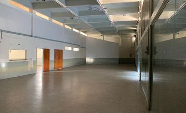 LOCAL  EN VENTA EN TRES NIVELES C/ ESTACIONAMIENTO EN FLORENCIO VARELA