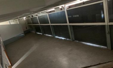 LOCAL  EN VENTA EN TRES NIVELES C/ ESTACIONAMIENTO EN FLORENCIO VARELA