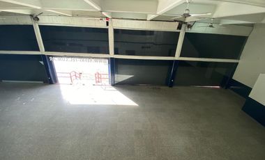 LOCAL  EN VENTA EN TRES NIVELES C/ ESTACIONAMIENTO EN FLORENCIO VARELA