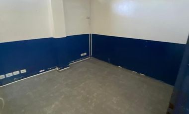 LOCAL  EN VENTA EN TRES NIVELES C/ ESTACIONAMIENTO EN FLORENCIO VARELA