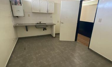 LOCAL  EN VENTA EN TRES NIVELES C/ ESTACIONAMIENTO EN FLORENCIO VARELA