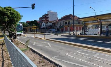 LOCAL  EN VENTA EN TRES NIVELES C/ ESTACIONAMIENTO EN FLORENCIO VARELA