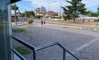 LOCAL  EN VENTA EN TRES NIVELES C/ ESTACIONAMIENTO EN FLORENCIO VARELA