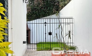 CASA IMPECABLE ESTADO LOMAS RESIDENCIAL 2 DORMIT. COCHERA FONDO 2 BAÑOS