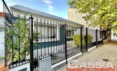 CASA IMPECABLE ESTADO LOMAS RESIDENCIAL 2 DORMIT. COCHERA FONDO 2 BAÑOS