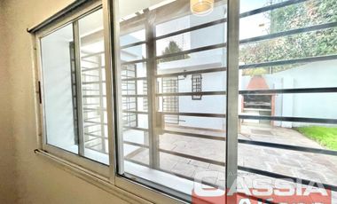 CASA IMPECABLE ESTADO LOMAS RESIDENCIAL 2 DORMIT. COCHERA FONDO 2 BAÑOS