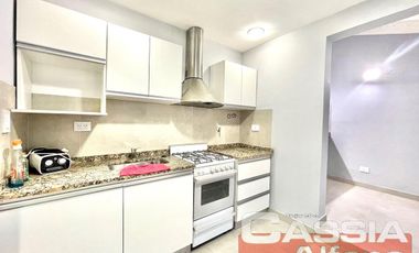 CASA IMPECABLE ESTADO LOMAS RESIDENCIAL 2 DORMIT. COCHERA FONDO 2 BAÑOS