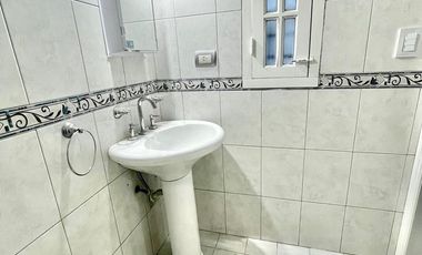 CASA IMPECABLE ESTADO LOMAS RESIDENCIAL 2 DORMIT. COCHERA FONDO 2 BAÑOS