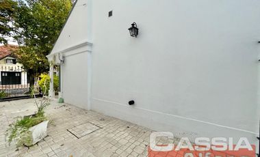 CASA IMPECABLE ESTADO LOMAS RESIDENCIAL 2 DORMIT. COCHERA FONDO 2 BAÑOS