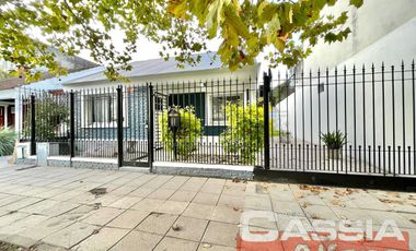 CASA IMPECABLE ESTADO LOMAS RESIDENCIAL 2 DORMIT. COCHERA FONDO 2 BAÑOS