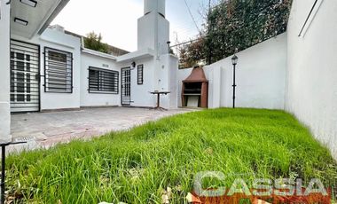 CASA IMPECABLE ESTADO LOMAS RESIDENCIAL 2 DORMIT. COCHERA FONDO 2 BAÑOS