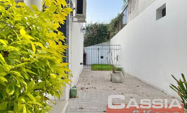 CASA IMPECABLE ESTADO LOMAS RESIDENCIAL 2 DORMIT. COCHERA FONDO 2 BAÑOS