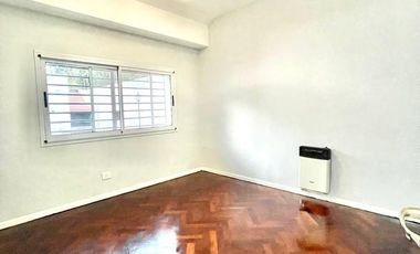 CASA IMPECABLE ESTADO LOMAS RESIDENCIAL 2 DORMIT. COCHERA FONDO 2 BAÑOS