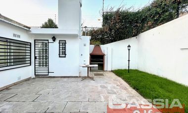 CASA IMPECABLE ESTADO LOMAS RESIDENCIAL 2 DORMIT. COCHERA FONDO 2 BAÑOS